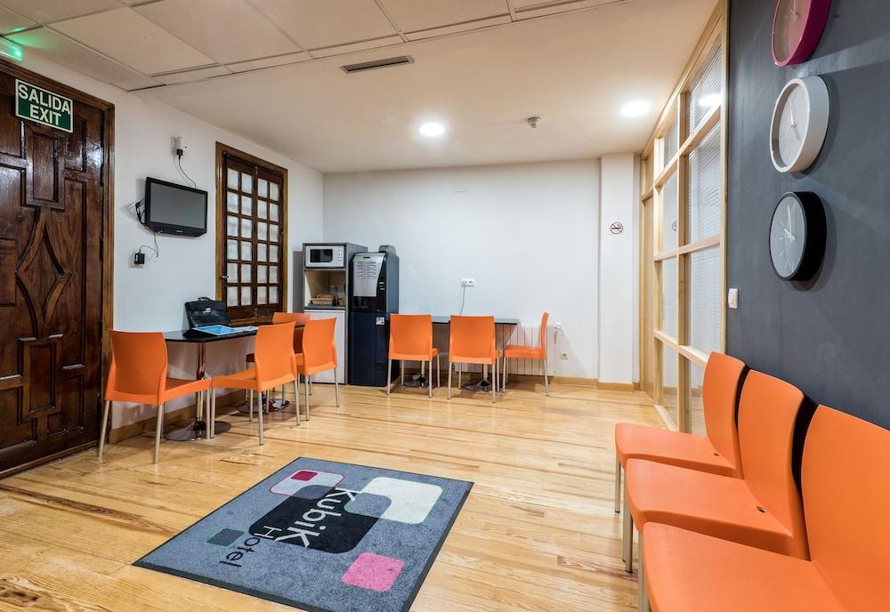 Kubik Hotel Caces Buitenkant foto
