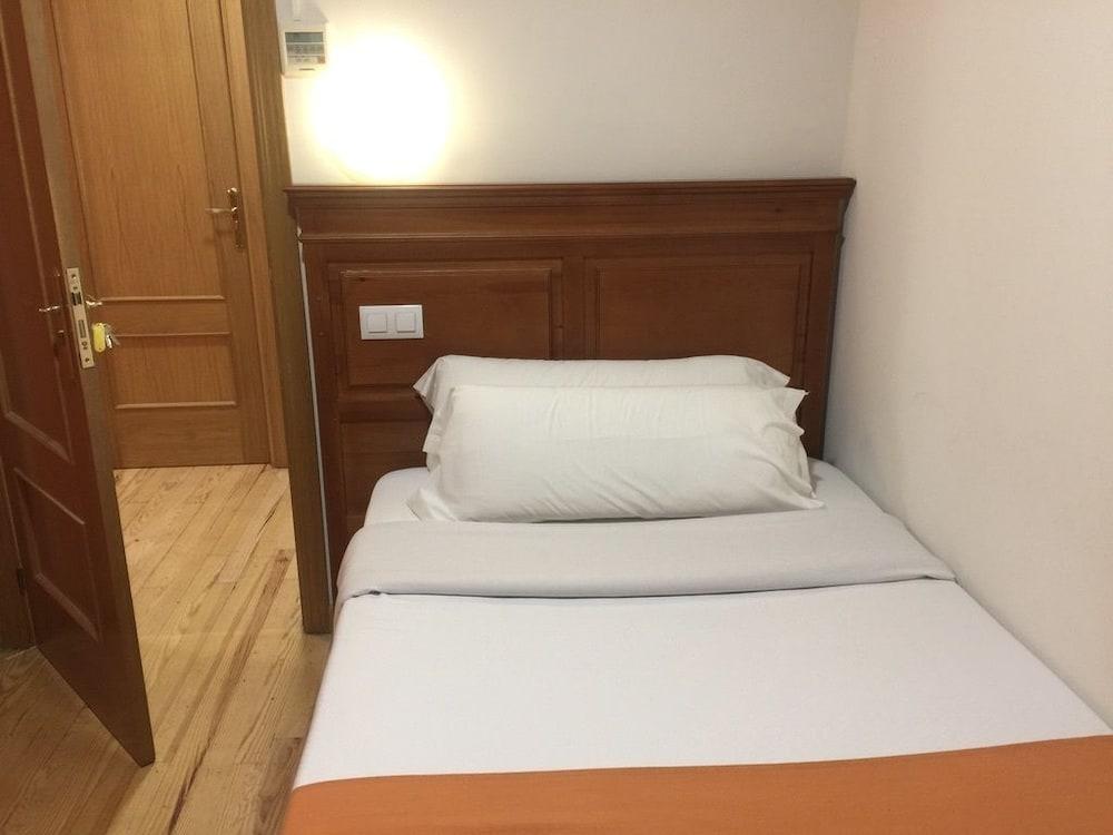 Kubik Hotel Caces Buitenkant foto
