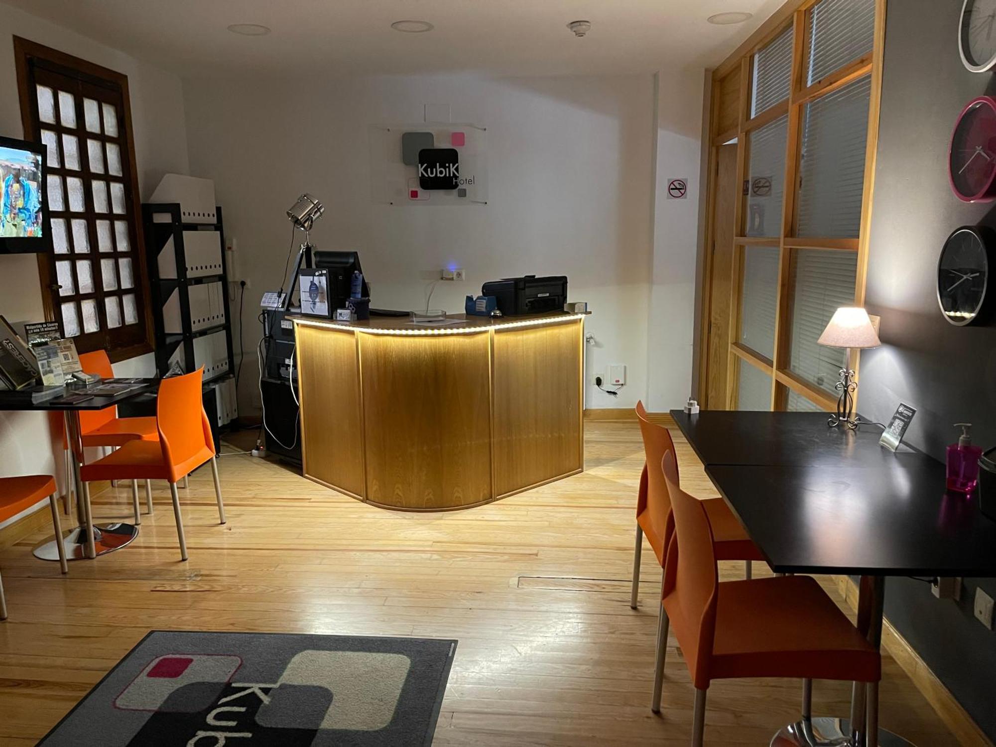 Kubik Hotel Caces Buitenkant foto